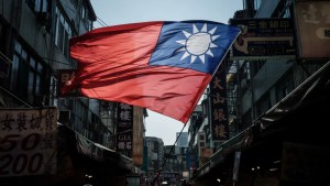 Bandera de Taiwán vista en un mercado en Kaohsiung el 10 de enero de 2024. (Foto: Yasuyoshi Chiba/AFP/Getty Images).