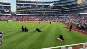 Manifestantes contra del cambio climático son detenidos tras interrumpir el partido anual de béisbol del Congreso