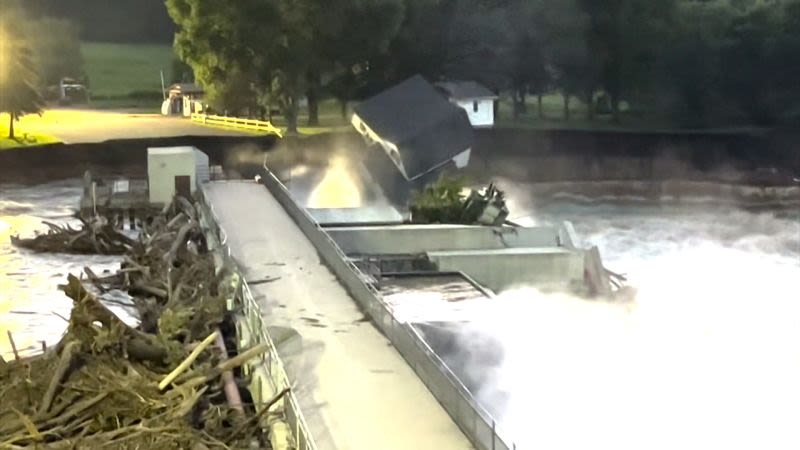Video muestra el momento en que una casa cae al río cerca de una presa en ruinas