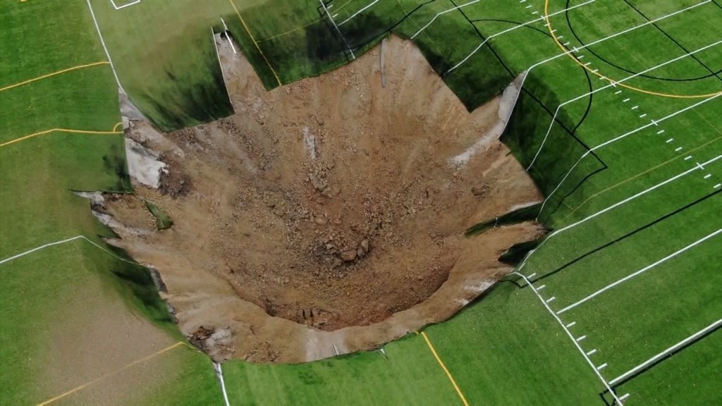 Video muestra cómo se abre un socavón de 30 metros de ancho en un campo de fútbol