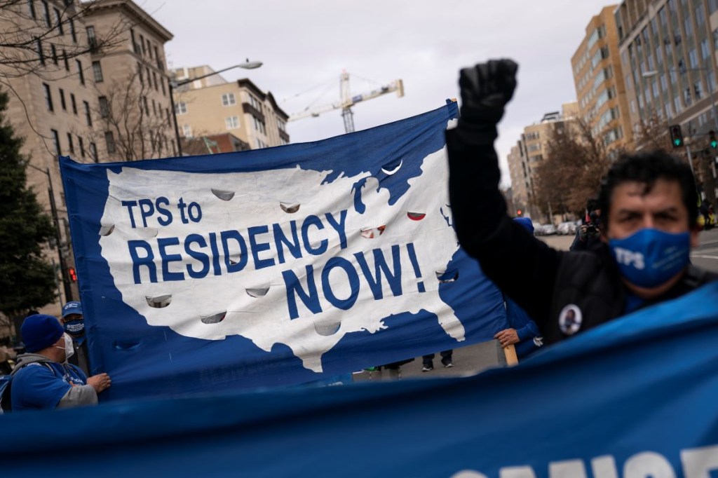 Activistas y ciudadanos con estatus de protección temporal (TPS) marchan en Washington. (Foto de Drew Angerer/Getty Images)