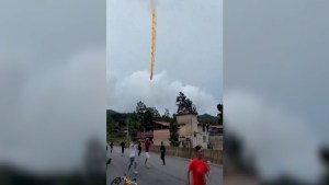 Video muestra restos de presuntos cohetes chinos cayendo sobre una aldea