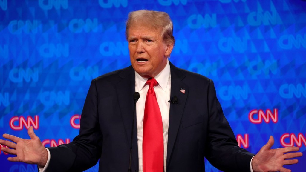 Trump habla durante el debate presidencial de CNN. (Austin Steele/CNN)