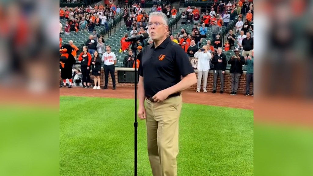 Inusual Himno Nacional en un partido de bÃ©isbol se vuelve viral