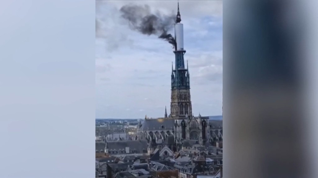 Video muestra incendio en la torre de la catedral de Rouen