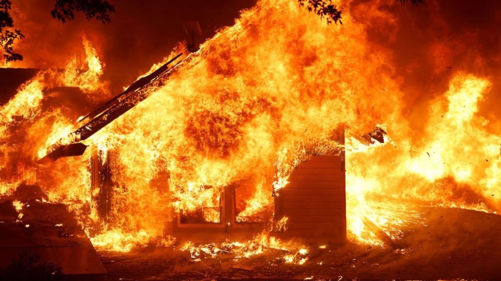 Un video capta el momento en que una casa de California explota en un incendio forestal