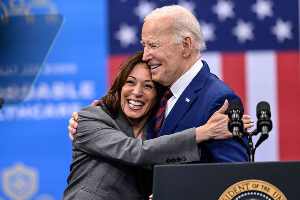 Harris abraza a Biden después de un discurso en Raleigh, Carolina del Norte, en marzo de 2024. (Foto: Matt Kelley/AP)