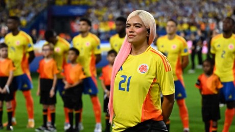 Karol G cantó el himno de Colombia previo a la final de la Copa América