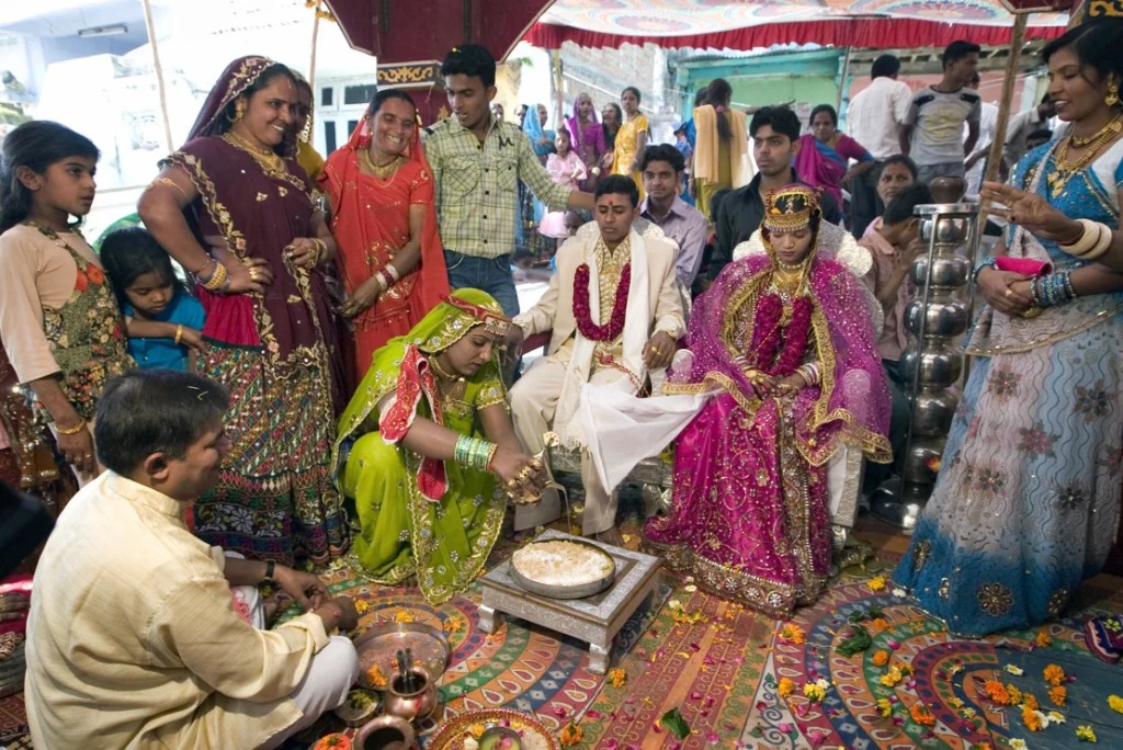 Una pareja india de Bharwad (pastores) participa en una ceremonia de boda en Ahmedabad. (SAM PANTHAKY/AFP/AFP/Getty Images)