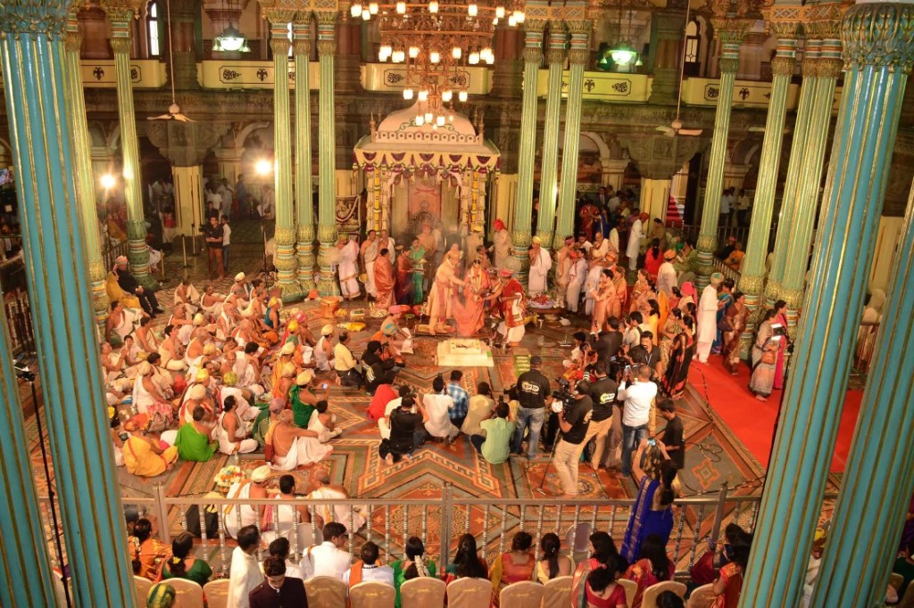 La boda real del 27º jefe titular de la dinastía Wodeyar, Yaduveer Chamraja Krishnadatta Wodeyar, de 24 años, y Trishika Kumari, de la dinastía Dungarpur de Rajasthan. La ceremonia tuvo lugar en el Palacio Amba Vilas. (STR/AFP/AFP/Getty Images)