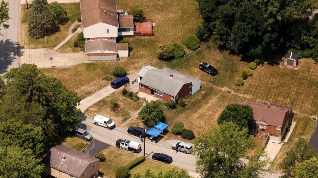 Una vista aérea muestra a miembros de las fuerzas del orden en la casa de Thomas Matthew Crooks en Bethel Park, Pensilvania, el 14 de julio. (Brendan McDermid/Reuters)
