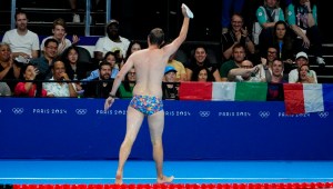 La multitud aplaude a un hombre que recuperó el gorro de baño de Emma Weber (EE.UU.) de la piscina durante las eliminatorias preliminares de 100 metros femeninos de pecho en el Paris La Défense Arena. (Crédito: Rob Schumacher/USA Today Deportes/Reuters)