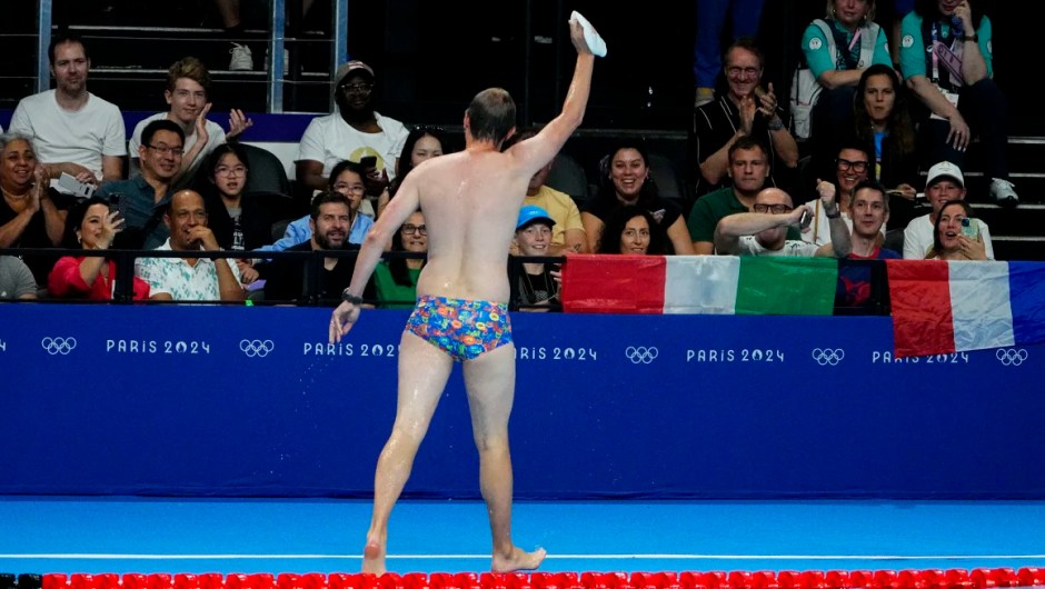 La multitud aplaude a un hombre que recuperó el gorro de baño de Emma Weber (EE.UU.) de la piscina durante las eliminatorias preliminares de 100 metros femeninos de pecho en el Paris La Défense Arena. (Crédito: Rob Schumacher/USA Today Deportes/Reuters)
