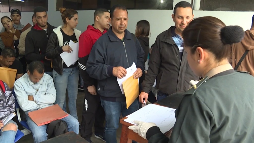 Venezolanos en Perú viajan a su país para votar en las presidenciales del domingo