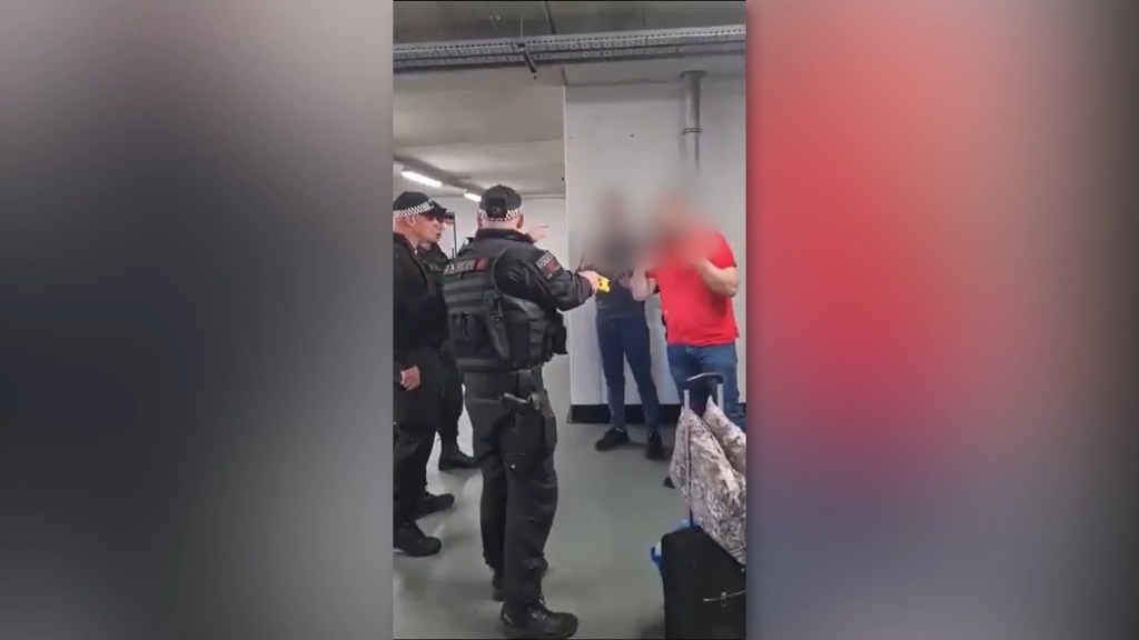 Policía es suspendido tras incidente en aeropuerto de Manchester