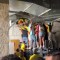 Aficionados trepan por conductos de ventilación para entrar en el estadio de fútbol de la final de la Copa América