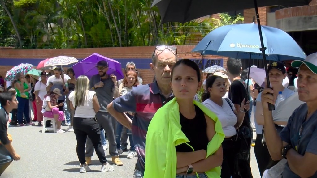“Queremos votar”: venezolanos esperan horas en largas filas para ejercer su voto