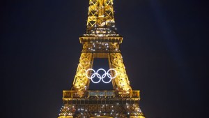 Los anillos de los Juegos Olímpicos se ven en la Torre Eiffel el 28 de junio de 2024 en París, Francia. (Crédito: Pierre Crom/Getty Images)