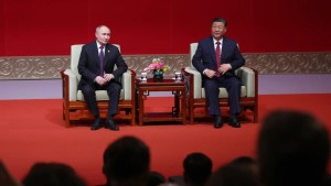 El presidente de Rusia, Vladimir Putin, y el líder de China, Xi Jinping, asisten juntos a un concierto en Beijing durante la visita de Estado de Putin a China el 16 de mayo de 2024. (Crédito: Alexander Ryumin/Pool/AFP/Getty Images/Archivo)