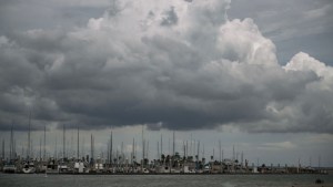 Barcos en un puerto deportivo antes de la llegada de la tormenta tropical Beryl a Corpus Christi, Texas, el 7 de julio de 2024. (Crédito: MARK FELIX/AFP vía Getty Images)