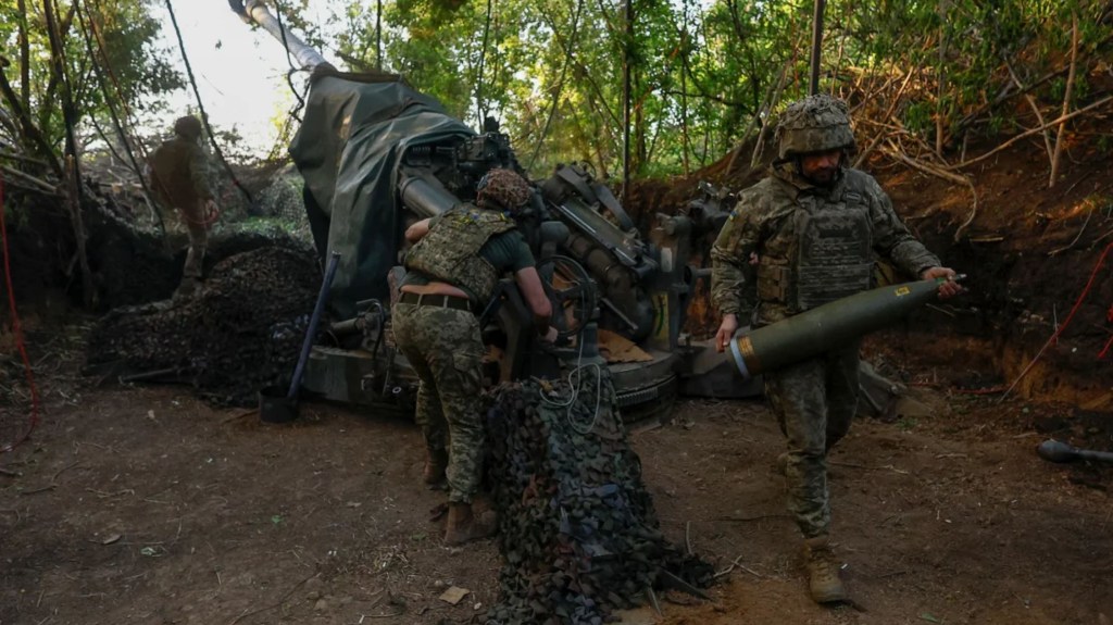 Militares ucranianos de la 148ª Brigada de Artillería Separada de las Fuerzas de Asalto Aéreo de Ucrania se preparan para disparar un obús M777 cerca de una línea del frente en la región de Donetsk, Ucrania, 1 de mayo de 2024. (Crédito: Valentyn Ogirenko/Reuters)
