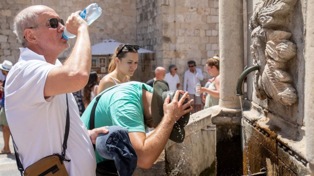 Turistas se refrescan durante una ola de calor en Dubrovnik, Croacia, el 9 de julio de 2024. (Crédito: Xinhua/Shutterstock)