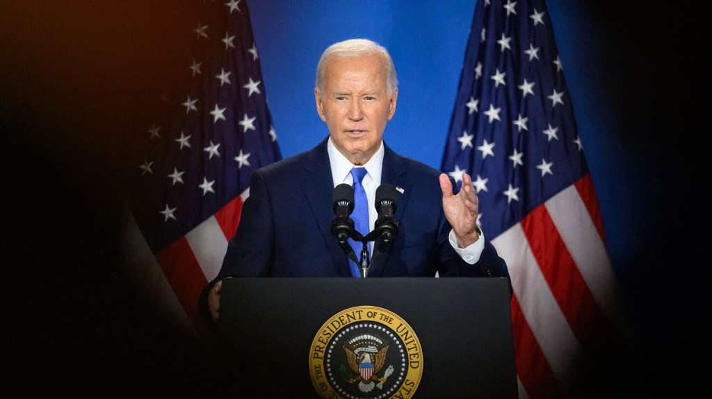 El presidente de EE.UU., Joe Biden, habla durante una rueda de prensa en la clausura de la 75ª Cumbre de la OTAN en el Centro de Convenciones Walter E. Washington en la ciudad de Washington el 11 de julio de 2024. (Foto: MANDEL NGAN/AFP vía Getty Images)