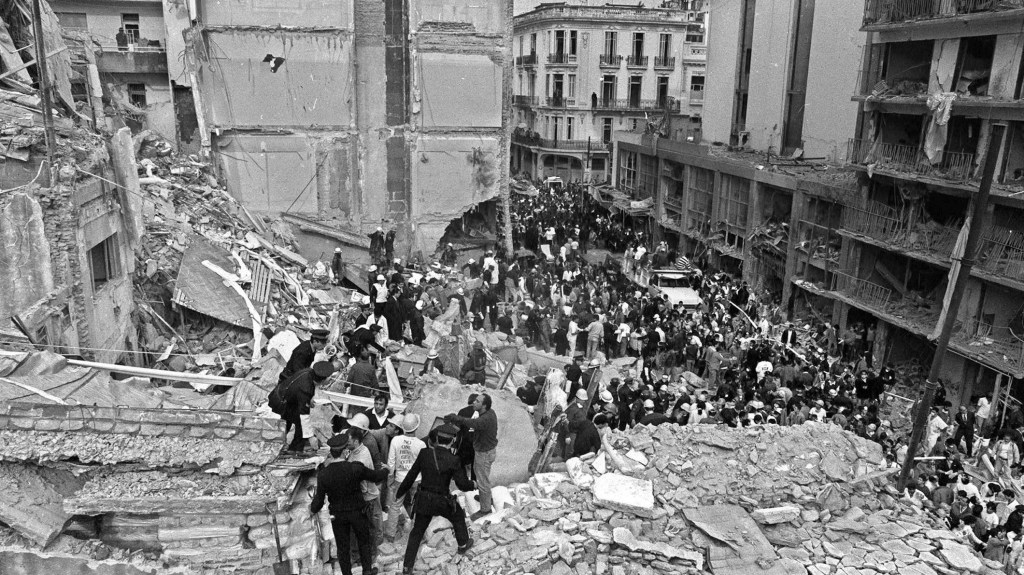 Se cumplen 30 años del mayor atentado terrorista en Argentina ¿Qué pasó y cómo fue el atentado contra la AMIA?