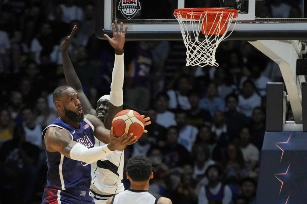 Gabriel intenta bloquear un tiro contra la superestrella de Los Angeles Lakers, (LeBron James. Kin Cheung/AP)