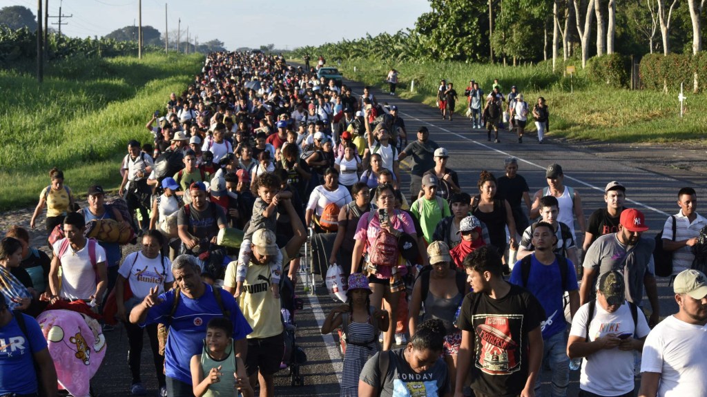 Caravana de unas 2.000 personas se dirige a EE.UU. En el grupo hay decenas de niños y bebés