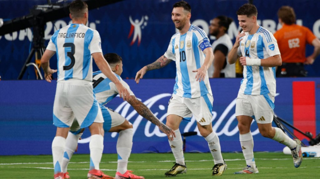 Lionel Messi celebra con sus compañeros tras marcar el segundo gol de Argentina durante el partido de semifinales de la Copa América 2024 entre Argentina y Canadá en el MetLife Stadium, en East Rutherford, Nueva Jersey, el 9 de julio de 2024. (Crédito: EDUARDO MUNOZ/AFP vía Getty Images)