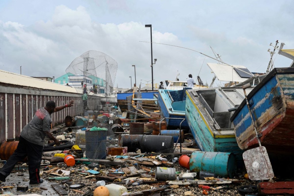 Los barcos pesqueros dañados se amontonan entre sí después del huracán Beryl en el mercado de pescado de Bridgetown, Bridgetown, Barbados, el 1 de julio de 2024. (Foto de Randy Brooks/AFP) (Foto de RANDY BROOKS/AFP vía Getty Images)