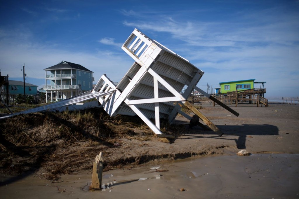 Los restos de un muelle se ven en la arena después del paso del huracán Beryl en Surfside Beach, Texas, el 8 de julio de 2024. (Foto de MARK FELIX/AFP vía Getty Images)