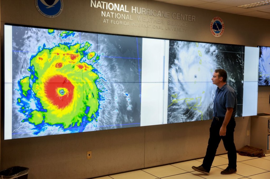 John Cangialosi, especialista principal en huracanes del Centro Nacional de Huracanes, inspecciona una imagen satelital del huracán Beryl, el primer huracán de la temporada 2024, en el Centro Nacional de Huracanes el 1 de julio de 2024 en Miami, Florida. El lunes por la tarde, la tormenta, con su centro a 30 millas al oeste-noroeste de la isla Carriacou, se convirtió en el huracán más fuerte a principios de la temporada en esta zona del Atlántico. (Foto de Joe Raedle/Getty Images)