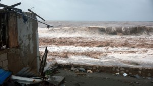 Las olas chocan contra la costa cuando el huracán Beryl pasa por el área el 3 de julio de 2024, en Kingston, Jamaica. (Foto de Joe Raedle/Getty Images)