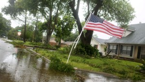 Una bandera estadounidense ondea al viento en Rosenberg, Texas, el 8 de julio de 2024. (Foto de MARK FELIX/AFP /AFP vía Getty Images)