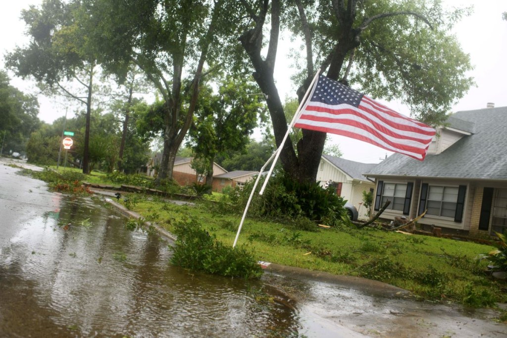 Una bandera estadounidense ondea al viento en Rosenberg, Texas, el 8 de julio de 2024. (Foto de MARK FELIX/AFP /AFP vía Getty Images)