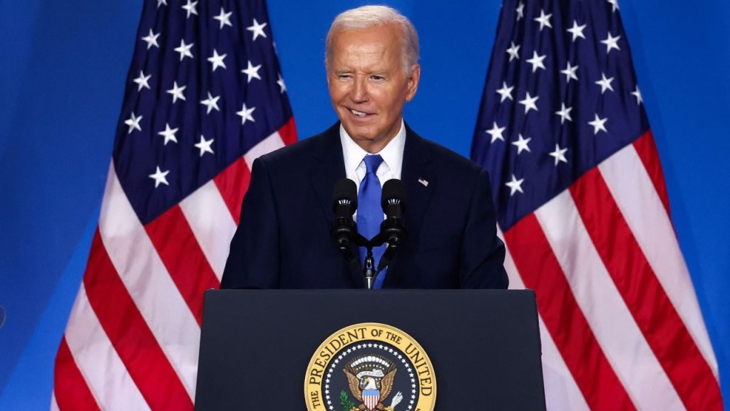 El presidente Biden sonríe durante una conferencia de prensa en Washington el jueves. (REUTERS)
