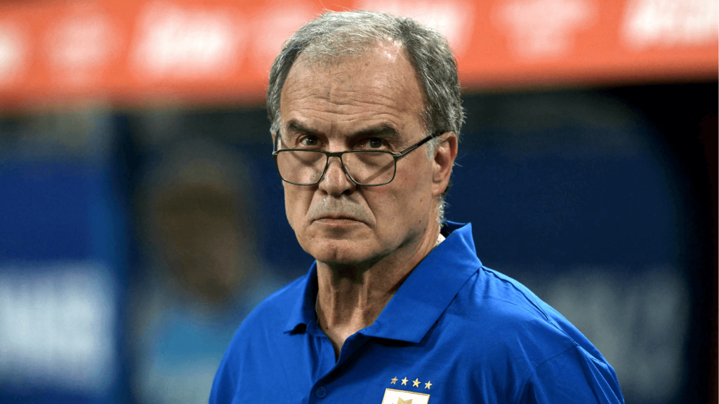 El entrenador de Uruguay, Marcelo Bielsa, observa a sus jugadores desde la línea de banda durante el partido de fútbol semifinal del torneo Conmebol Copa América 2024 entre Uruguay y Colombia en el estadio Bank of America, en Charlotte, Carolina del Norte, el 10 de julio de 2024. (Foto de JUAN MABROMATA/AFP vía Getty Images)