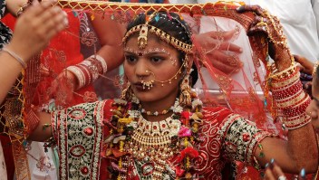 Una mujer de Rajasthani participa en una ceremonia de boda masiva durante las festividades de "Akshaya Tritiya" en Ahmedabad. (SAM PANTHAKY/AFP/AFP/Getty Images)