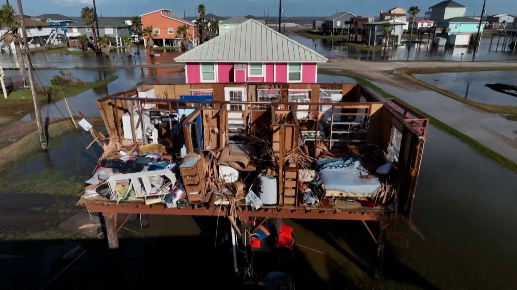  Así quedó una casa sin techo tras el paso del huracán Beryl