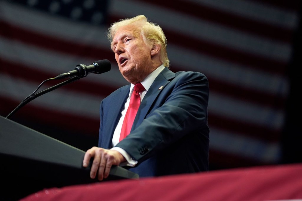 El expresidente Donald Trump habla en un mitin de campaña el 20 de julio en Grand Rapids, Michigan. (Foto: Evan Vucci/AP)