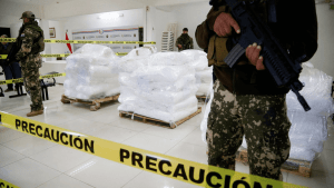 Funcionarios de la Secretaría Nacional Antidrogas (Senad) de Paraguay custodian drogas incautadas durante un operativo en Asunción, Paraguay, el 16 de julio de 2024. (Cesar Olmedo/Reuters)