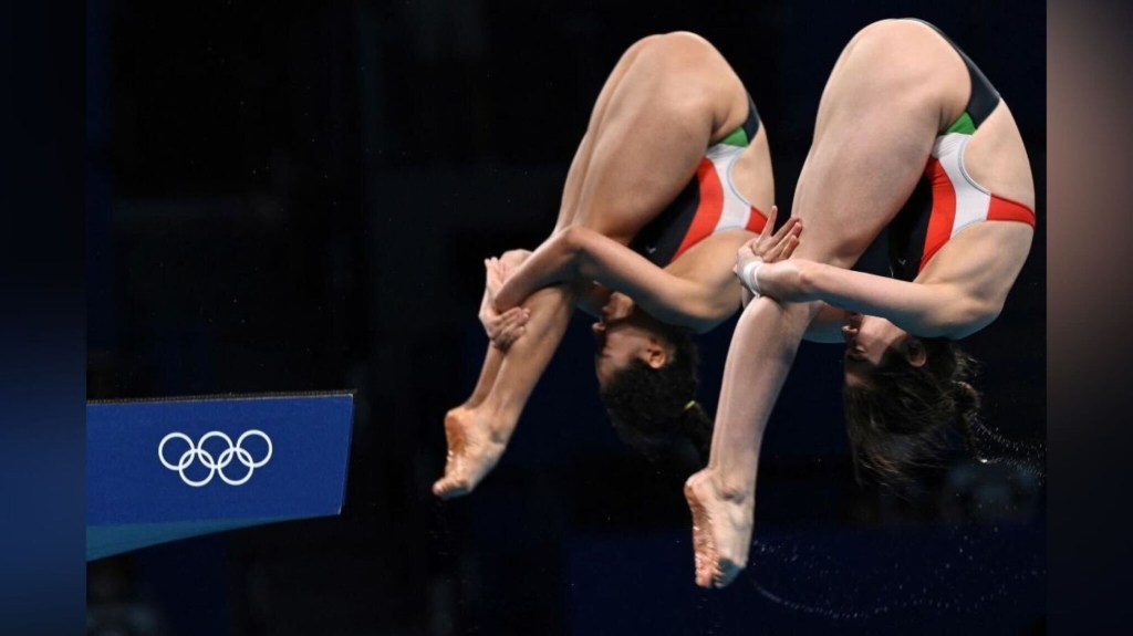 Gabriela Agúndez y Alejandra Orozco participarán en París 2024 en las pruebas de plataforma de 10 m sincronizado e individual. En Tokio 2020 (la foto es de esa justa olímpica), las clavadistas ganaron el bronce en plataforma 10 m sincronizado. (Crédito: OLI SCARFF/AFP vía Getty Images)