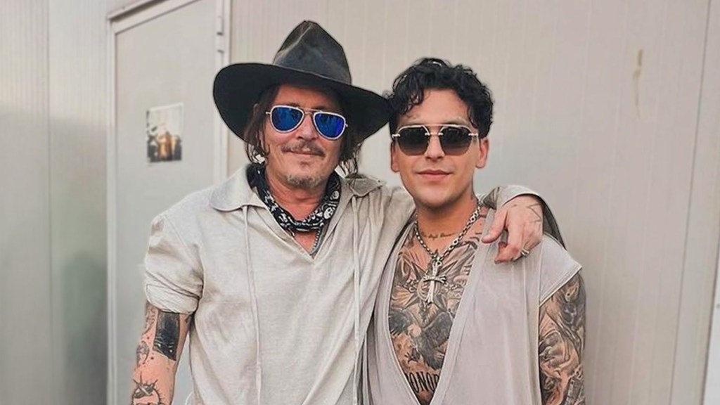 Christian Nodal y Johnny Depp coinciden en Italia, reavivan comentarios sobre su parecido