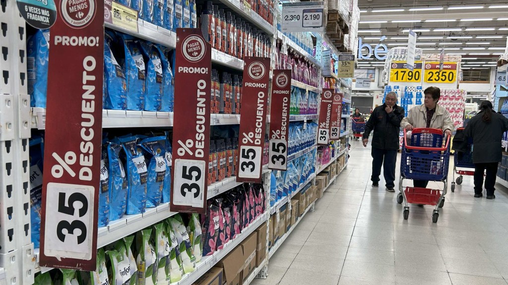 Economía en Argentina: promociones y descuentos llenan los supermercados