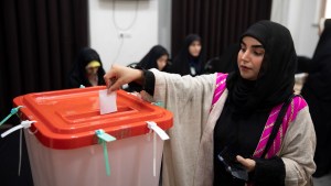 Una mujer iraní emite su voto en un colegio electoral el 5 de julio de 2024 en Teherán, Irán. (Foto de Majid Saeedi/Getty Images)