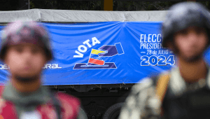 Soldados del ejército se paran frente a un camión cargado con material electoral para ser transportado a los diferentes centros de votación en Fuerte Tiuna en Caracas el 24 de julio de 2024. ( Foto de STRINGER/AFP vía Getty Images)