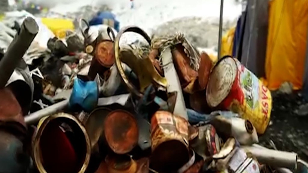 Equipo nepalí retira toneladas de basura y cadáveres del monte Everest
