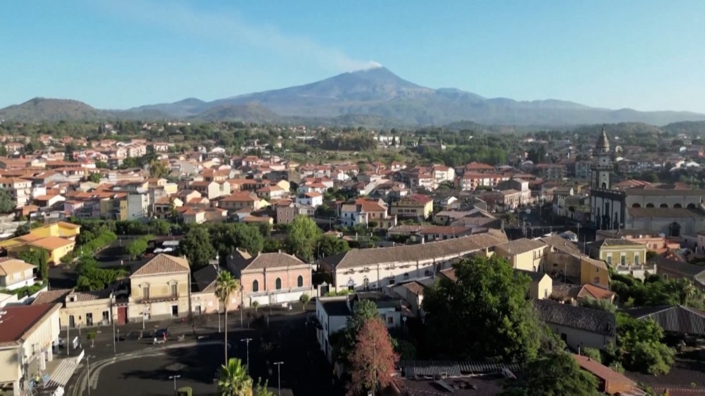 Pueblos de Italia quedan cubiertos de cenizas tras la erupción del volcán Etna